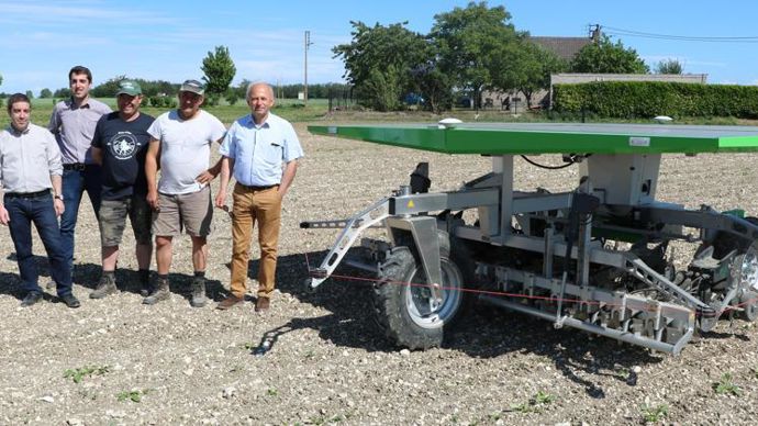 De gauche à droite, Frédéric Hazan, DG Advitam Machinisme, Jean-Baptiste Joos, chef de projet Innovation et agriculture de précision, deux agriculteurs qui ont investi dans un robot, et Gabriel Delory, président d’Advitam Machinisme. © B. CAILLIEZ